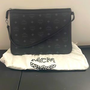 MCM Wristlet Zip Pouch in Visetos Original